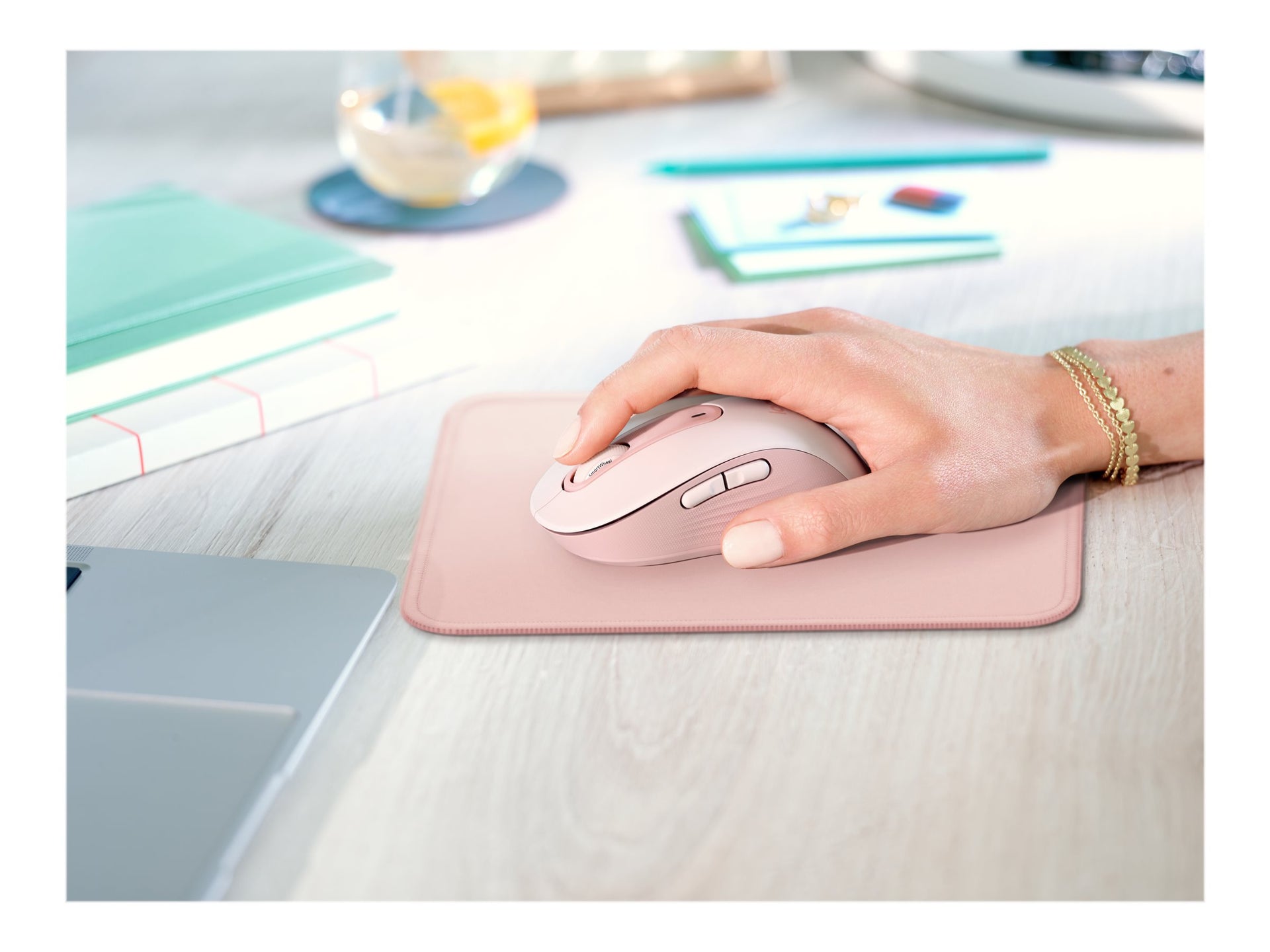 Logitech Studio Series - Alfombrilla de ratón - base de goma antideslizante, fácil deslizamiento, superficie resistente a salpicaduras - rosa oscuro