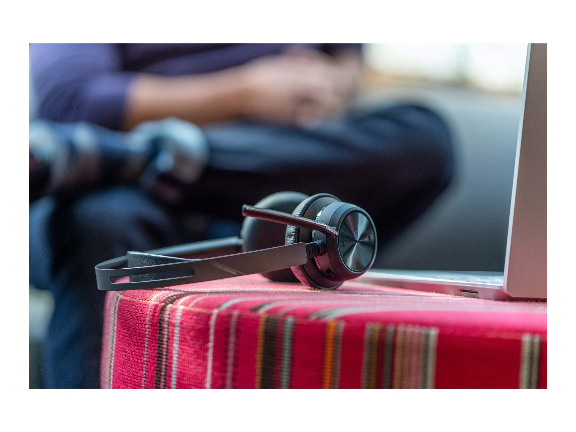 Poly Voyager Focus 2-M - Auricular - en oreja - Bluetooth - inalámbrico, cableado - cancelación de sonido activo - USB-A a través de adaptador Bluetooth - negro - Certificado para Equipos de Microsoft-14