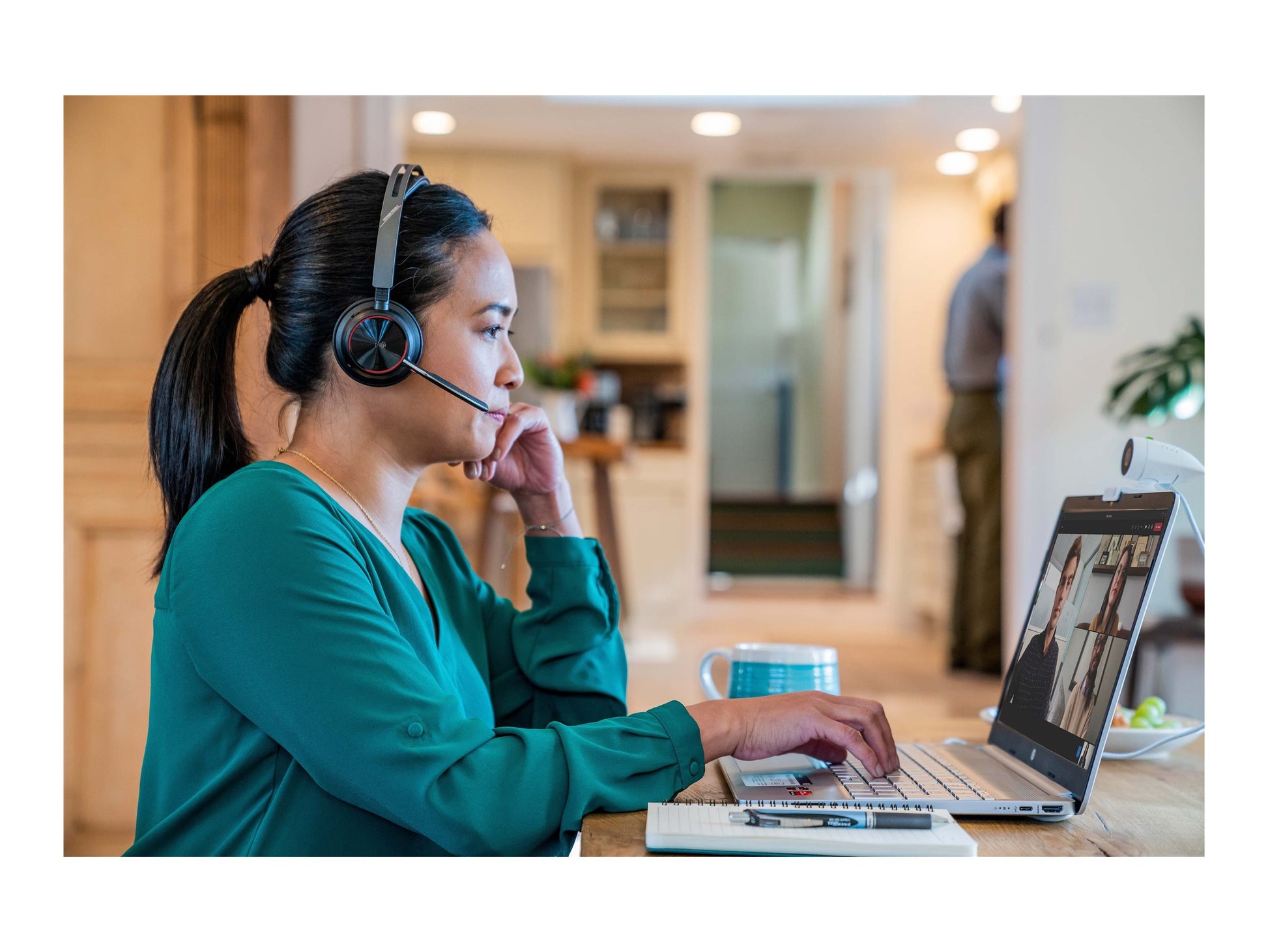 Poly Voyager Focus 2-M - Auricular - en oreja - Bluetooth - inalámbrico, cableado - cancelación de sonido activo - USB-A a través de adaptador Bluetooth - negro - Certificado para Equipos de Microsoft-10