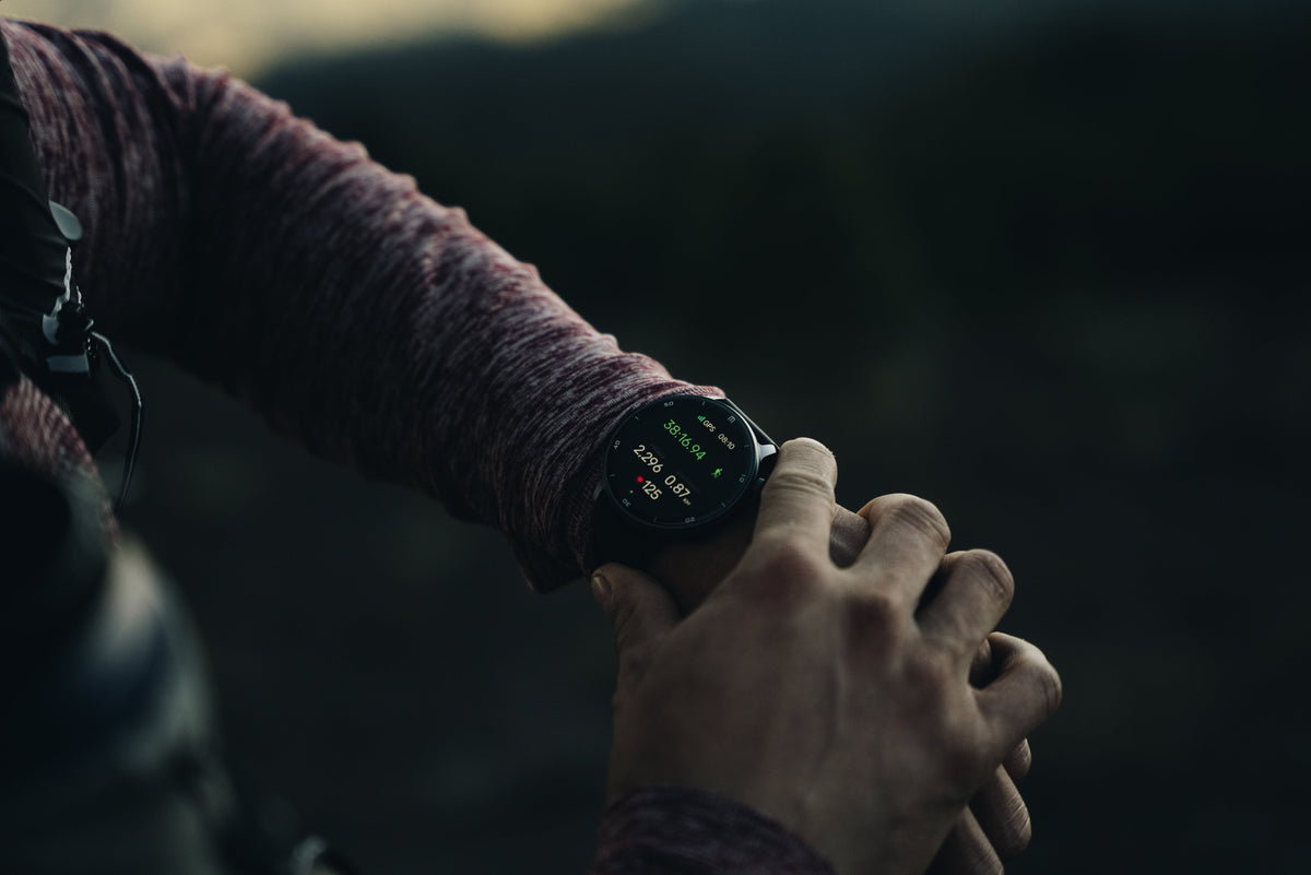 RELOJ T8 NEGRO + PULSERA SILICÓN ROJO LADRILLO-20